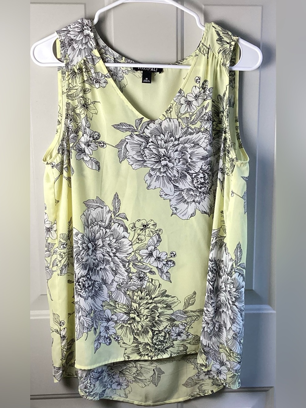 Roz & Ali Yellow Floral V-Neck Sleeveless Tank